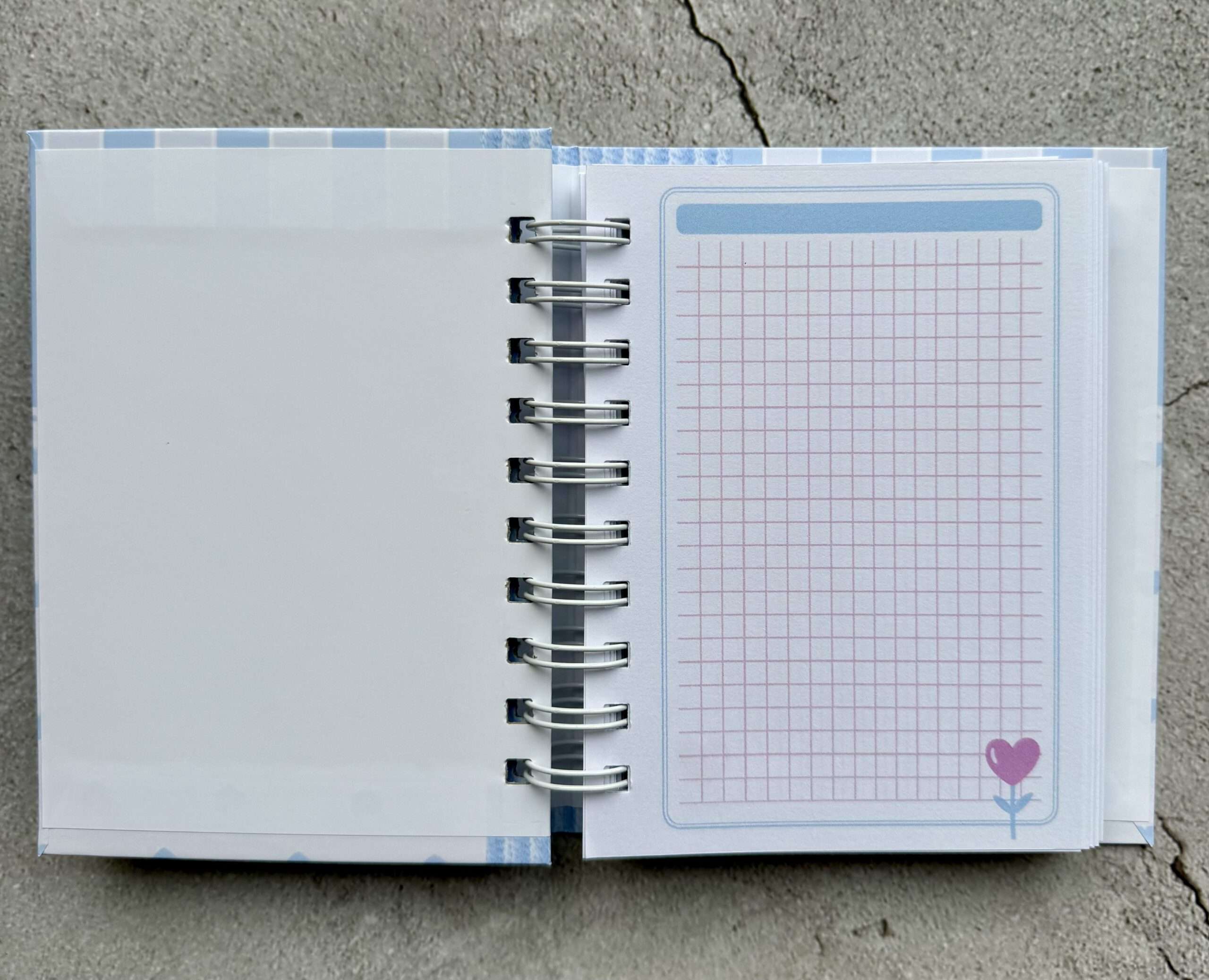A6 Notizbuch "Herzchen blau / gestreift" mit halbverdeckter Drahtbindung – Bild 2